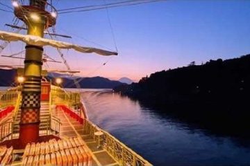 秋の芦ノ湖の風物詩ともなった海賊船のサンセット・クルーズ、運航間近