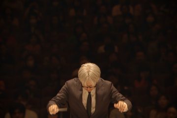 指揮・坂本龍一✕東京フィルハーモニー交響楽団による伝説の公演が、１０年の時を経てスクリーンで蘇る