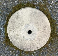 第64回【萩原朔美 スマホ散歩】　取り残された支柱