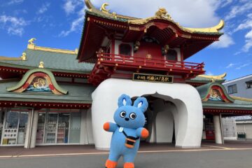 小田急の子育て応援マスコットキャラクター「もころん」と江ノ電のイメージキャラクター「えのん」と一緒に江の島を遊びつくす