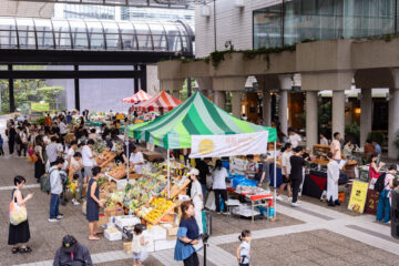 都心の真ん中に出現するマルシェの「秋の大収穫祭」は、長野県・小布施町から様々な農産物や地酒が産地直送の「信州おぶせフェス」