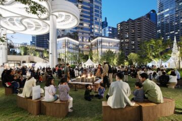 都心の中の触れ合いの場、〈麻布台ヒルズ〉中央広場が〝やきいも広場〟と化して秋の味覚が堪能できる―10月31日(金)～11月3日(月・祝)