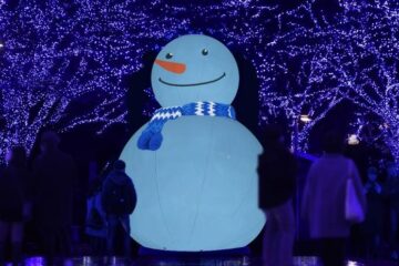 【冬のお出かけ情報】①　渋谷の公園通りが青一色に染まって、巨大なバルーン「青の洞窟 THE SNOWMAN」が幸福を運んでくれる！